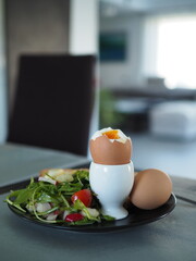 Jajko na miękko z kanapkami, wielkanocne śniadanie - obrazy, fototapety, plakaty
