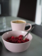 Owsianka z malinami i kawą, zdrowe śniadanie