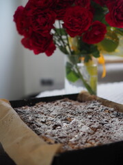 Ciasto z bezą i bukiet róż