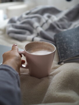Kubek kawy w przytulnym pokoju