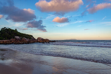  costa da  praia das bananeiras com os últimos raios de sol  -  Governador  Celso Ramos  - Santa Catarina -  Brasil