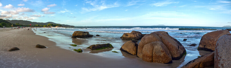 panorâmica da praia das Bananeiras com os últimos raios de sol batendo no mar e na costa na...