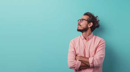 Fototapeta premium Hombre con brazos cruzados sobre fondo azul