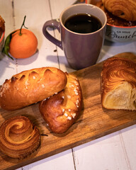 Petit déjeuné Français avec des viennoiseries et du café  