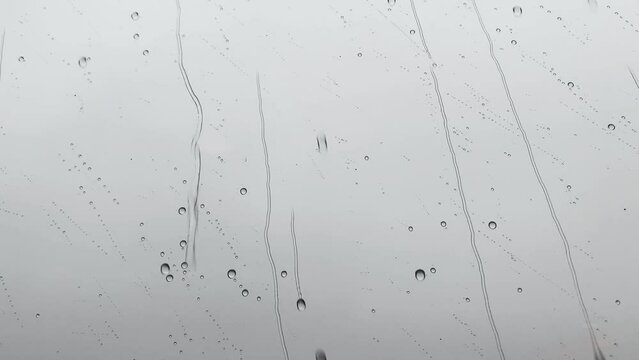 Rain falling on window surface / Lluvias cayendo sobre la superficie de la ventana
