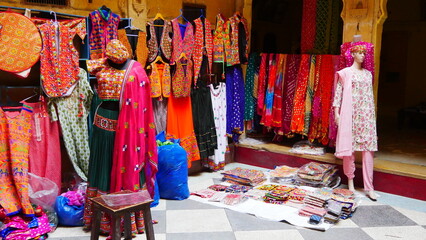 Vente de vétements de style indien, pour femme, écharpes et robes, toute coloré, tendu sur des fils à linge, en train de sécher, à l'intérieur d'un grand magasin hindu et de tissu oriental, beauté art - obrazy, fototapety, plakaty