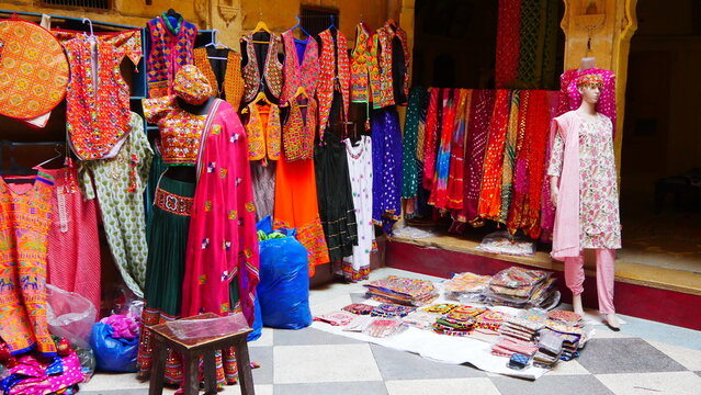 Vente de vétements de style indien, pour femme, écharpes et robes, toute coloré, tendu sur des fils à linge, en train de sécher, à l'intérieur d'un grand magasin hindu et de tissu oriental, beauté art