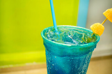 Close Up de una bebida alcoholica llamada azulito a base de vodka con gomitas azucaradas 