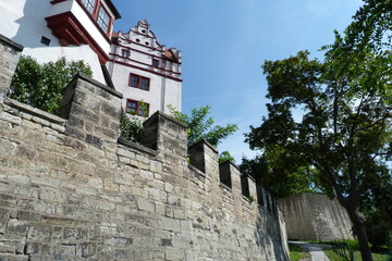 Schlossmauer mit Zinnen in Bernburg an der Saale in Sachsen-Anhalt