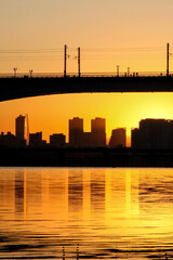 Obraz premium the dawn of a river-lined city center
