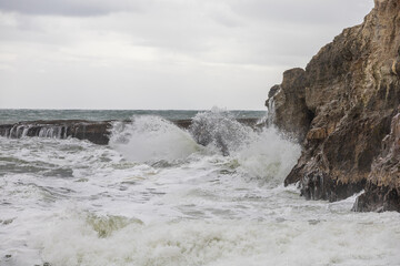 waves crashing against the rocks by the sea