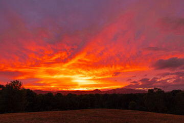 Sunrise view from lookout over the Mudgee valley towards Mount Frome - obrazy, fototapety, plakaty