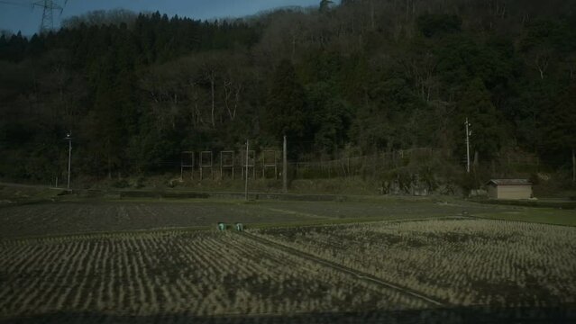 南条駅を通過する特急サンダーバードの車窓 （北陸本線 南条, 2024年3月）