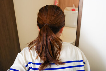 Naklejka premium お腹が痛くて用を足す女性