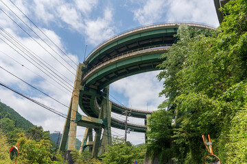 河津七滝ループ橋／道路の高低差を繋ぐ二重の高架橋／日本静岡県 