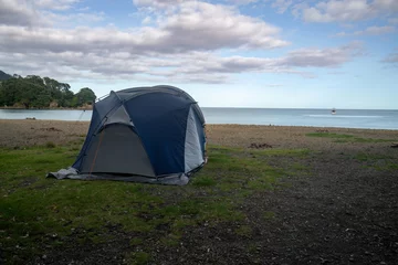 Crédence de cuisine en verre imprimé Plage de Camps Bay, Le Cap, Afrique du Sud Camping Tent on the beach shoreline. Maraehako Bay, Bay of Plenty, New Zealand.