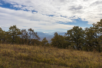 Obraz premium Walking in the highlands at the beginning of the autumn season, ,mountain panorama, nature in anticipation of autumn,cloudy day