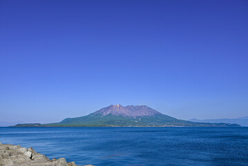 防波堤の先 間近に錦江湾、桜島を望む