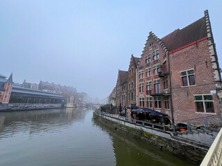 Obraz premium Beautiful medieval architecture and canal in ghent, belgian waterfront view