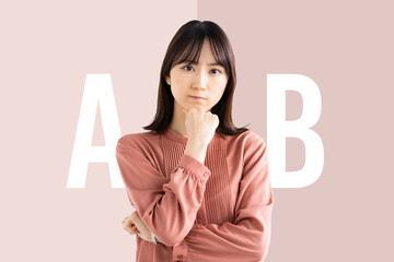 AかBか、どちらか考える女性