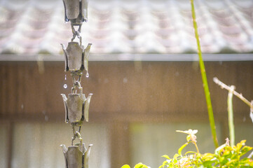雨水が滴り落ちるレインチェーン