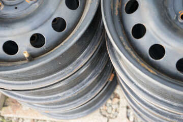 古びたタイヤのホイル