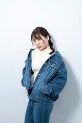 デニムを着た女性