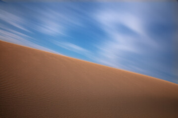 Fototapeta na wymiar 砂丘と流れる雲