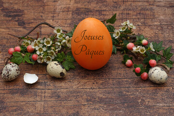 Carte de voeux Joyeuses Pâques. Décoration de Pâques avec un œuf de Pâques étiqueté. - obrazy, fototapety, plakaty