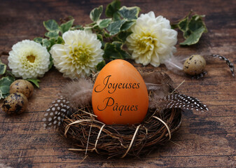 Carte de voeux Joyeuses Pâques. Décoration de Pâques avec un œuf de Pâques étiqueté.