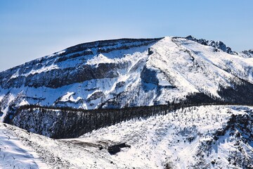 冠雪の八ヶ岳連峰の硫黄岳の爆裂火口