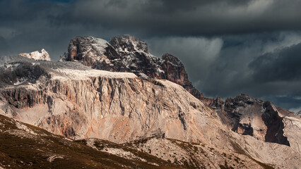 Dolomiten: Schneebedecte Gipfel des Seekofel (Croda del Becco)