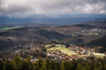 Fototapeta na wymiar Blick vom Großen Feldberg auf Oberreifenberg mit Burgruine Oberreifenberg und St. Gertrudis-Kapelle