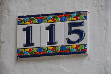 Keramikschild Hausnummer 115
