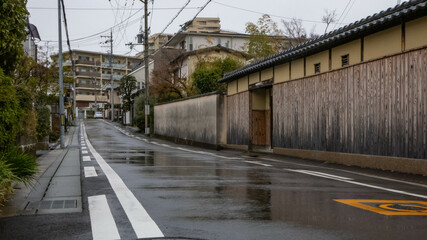 雨の大阪府池田市の住宅街