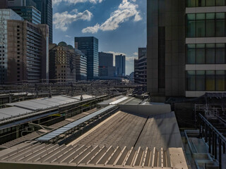 昼の大阪駅周辺の風景