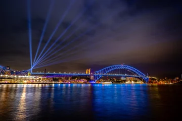 Photo sur Plexiglas Sydney Harbour Bridge Sydney, Australia - Sydney Harbour Bridge illuminated during Vivid Sydney, the annual festival of light, music and ideas.