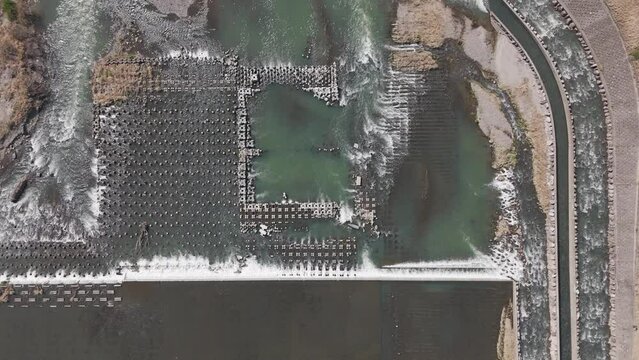 ドローンで撮影したダムの映像
