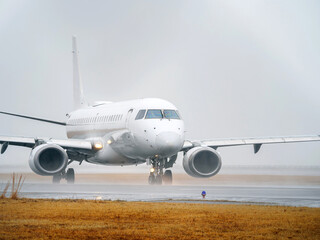 滑走路を駐機場へ進む旅客機