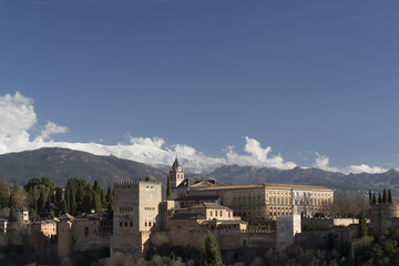 Obraz premium Alhambra and Sierra Nevada Mountains in background, Granada, Spain