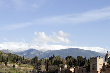 Obraz premium Alhambra and Sierra Nevada Mountains in background, Granada, Spain
