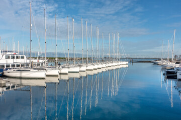 Groot aantal zeiljachten liggen afgemeerd in de haven.  Deze zeilboten liggen klaar om te verhuren in het seizoen, voor een sportieve vaarvakantie