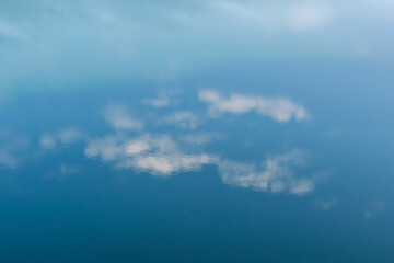 湖に映る空と雲