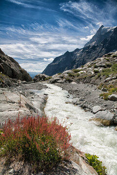 Smeltwater van de gletsjer vormt een rivier in de bergen van Nationaalpark Les Ecrins in Frankrijk. Fantastisch gebied om te wandelen en tochten te maken.