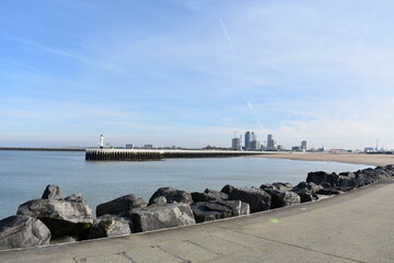 Obraz premium Belgium's coast in winter with sandstorms and sunshine