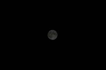 Księżyc w nocy świeci tak jasno jak słońce, widok księżyca z ziemi