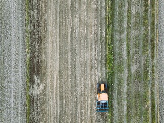 Prace polowe ciągnikiem, praca w polu, wiosenne prace polowe, ciągnik, wieś i prace polowe,  © klumb