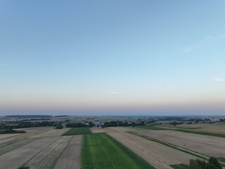 Brzask na wsi z lotu ptaka, ujęcia z drona wsi o brzasku, wsch&oacute;d słońca na wsi, pusząca się o poranku wieś, pola owite mgłą o brzasku, poranek we mgle