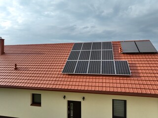 Fotowoltaika energia ze słońca we własnym domu, czyli darmowa energia na własny użytek, ekologiczna energia, zielona energia, czysta energia 