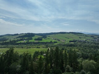 Obraz premium Prace polowe, produkcja zdrowej ekologicznej żywności w Polsce, ciągnik w polu, prace polowe, produkcja roślinna na wsi, prace polowe na wsi, uprawa roślin na żywność,